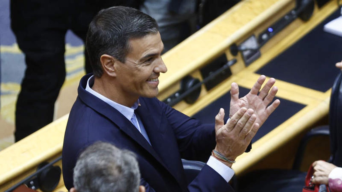 Pedro Sánchez recibe el aplauso de los miembros del grupo parlamentario socialista ayer, en el Senado. RODRIGO JIMÉNEZ