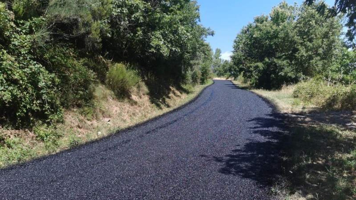 La carretera entre los dos pueblos tiene poco más de un kilómetro de longitud. CEBRONES