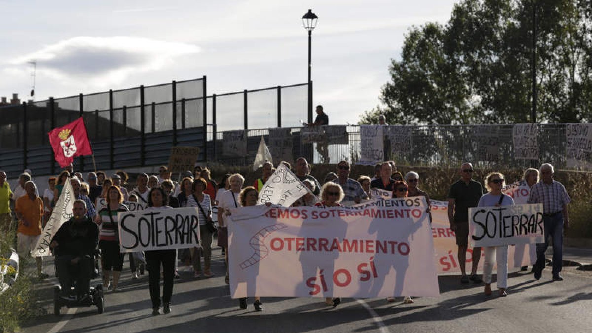 La corporación de Valverde, con su alcalde al frente, respaldó ayer la protesta. FERNANDO OTERO