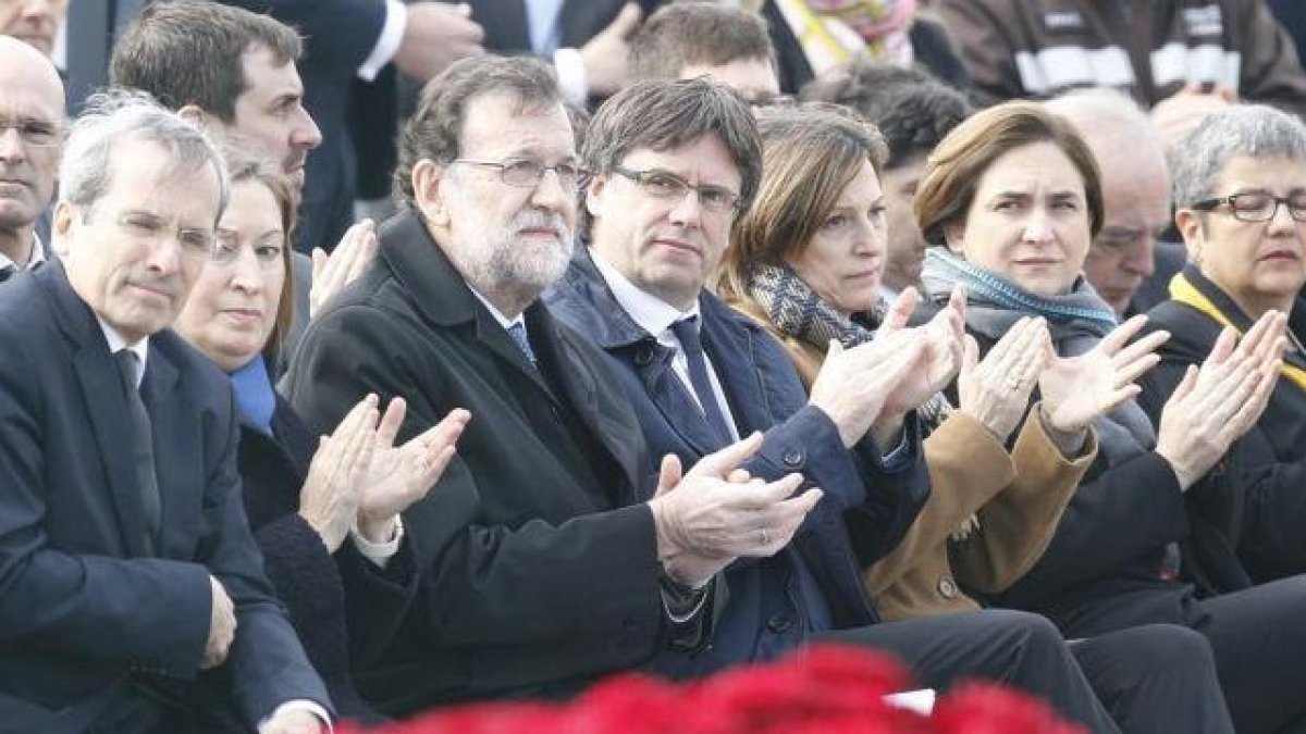 Mariano Rajoy y Carles Puigdemont, entre otras autoridades, en el acto de reconocimiento a las víctimas del accidente de GermanWings.