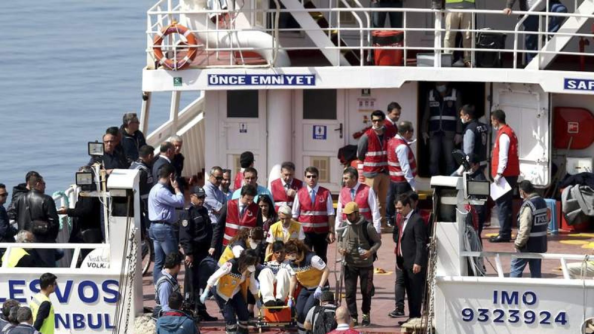 Los refugiados llegan al puerto de Dikili (Turquía) provenientes de la isla de Lesbos. TOLGA BOZOGLU