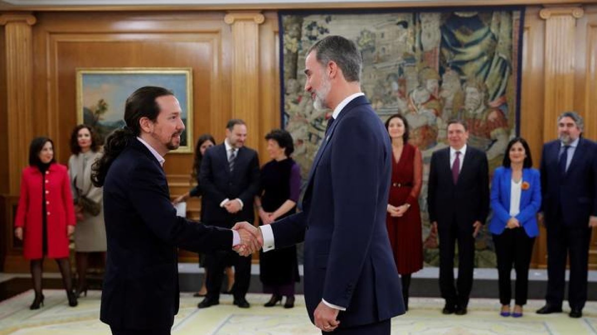 El nuevo Vicepresidente de Derechos Sociales y Agenda 2030, Pablo Iglesias (i) saluda al rey Felipe VI (d) tras jurar su cargo en un acto celebrado en el Palacio de Zarzuela en Madrid este lunes 13 de enero de 2020. EFE/Emilio Naranjo POOL