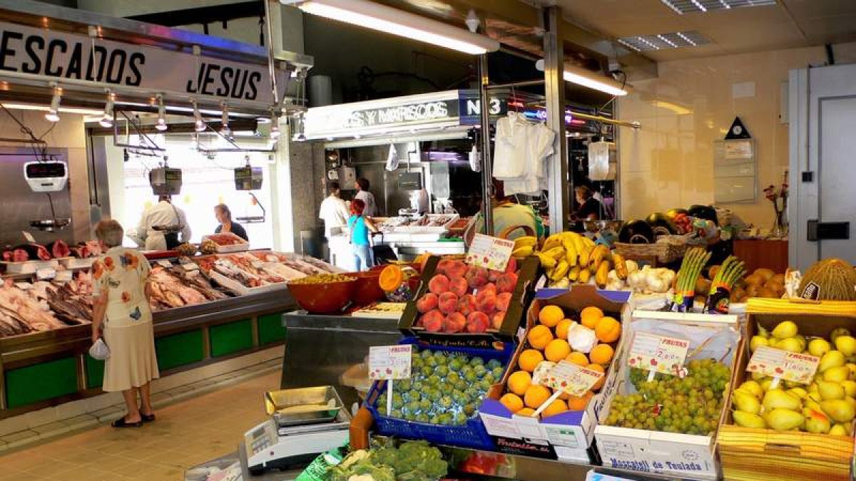 Puesto de frutas y verduras en el Mercado del Conde de León. CUEVAS