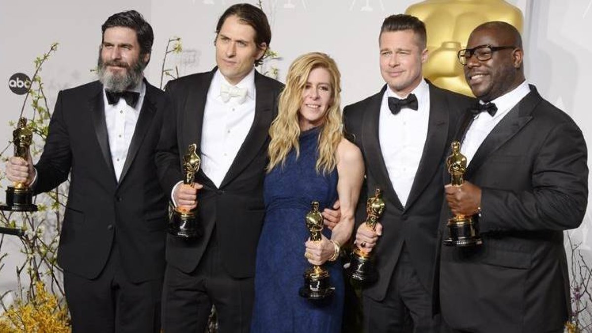El equipo de '12 años de esclavitud' recoge el Oscar a mejor película.