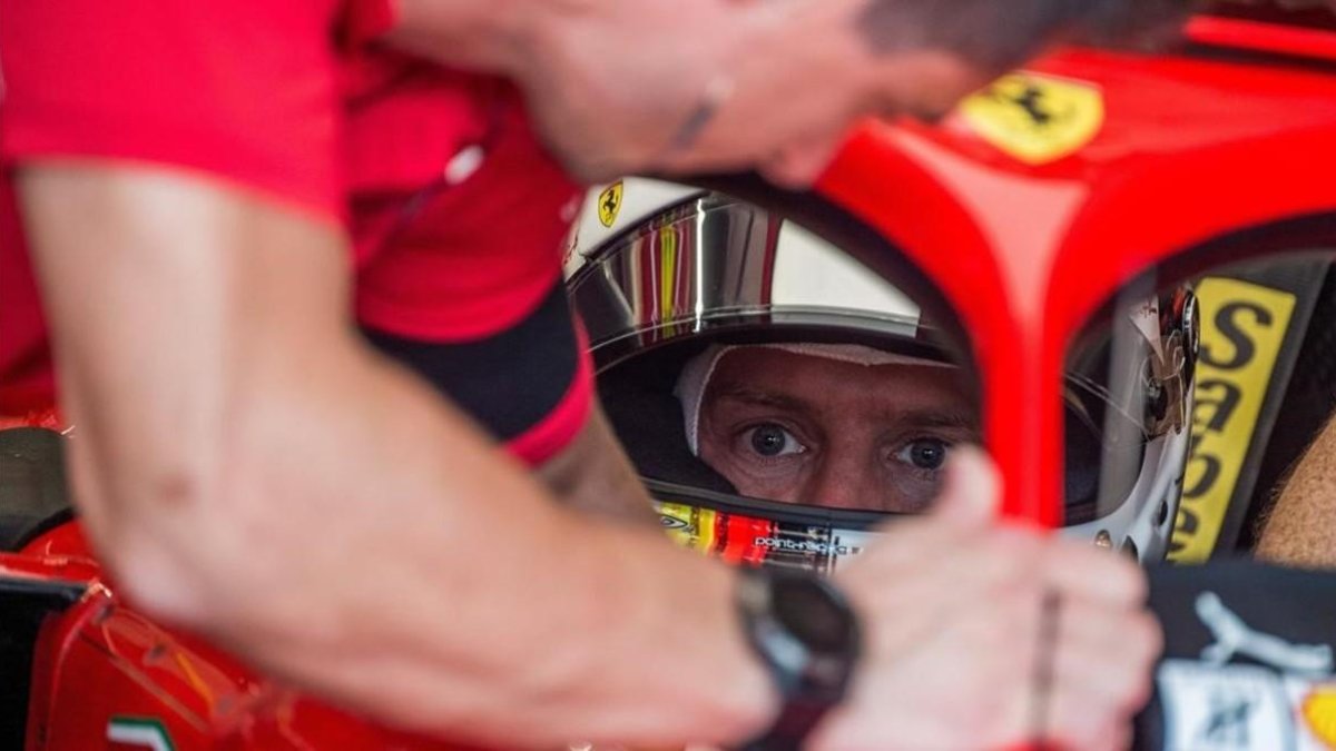 Sebastian Vettel, en el interior de su Ferrari, en el circuito de Hungaroring. /