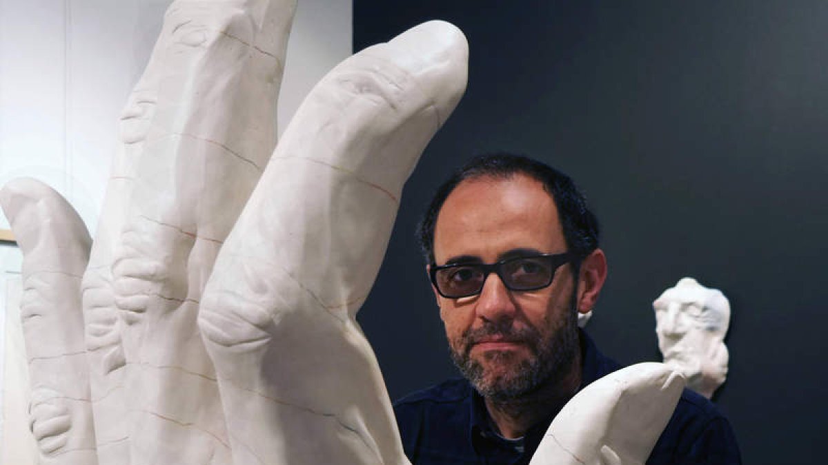 José Manuel Martínez Pérez junto a una de sus obras. CUEVAS