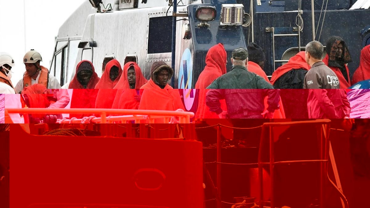 Llegada de 36 personas rescatadas por Salvamento Marítimo al puerto de Almería.