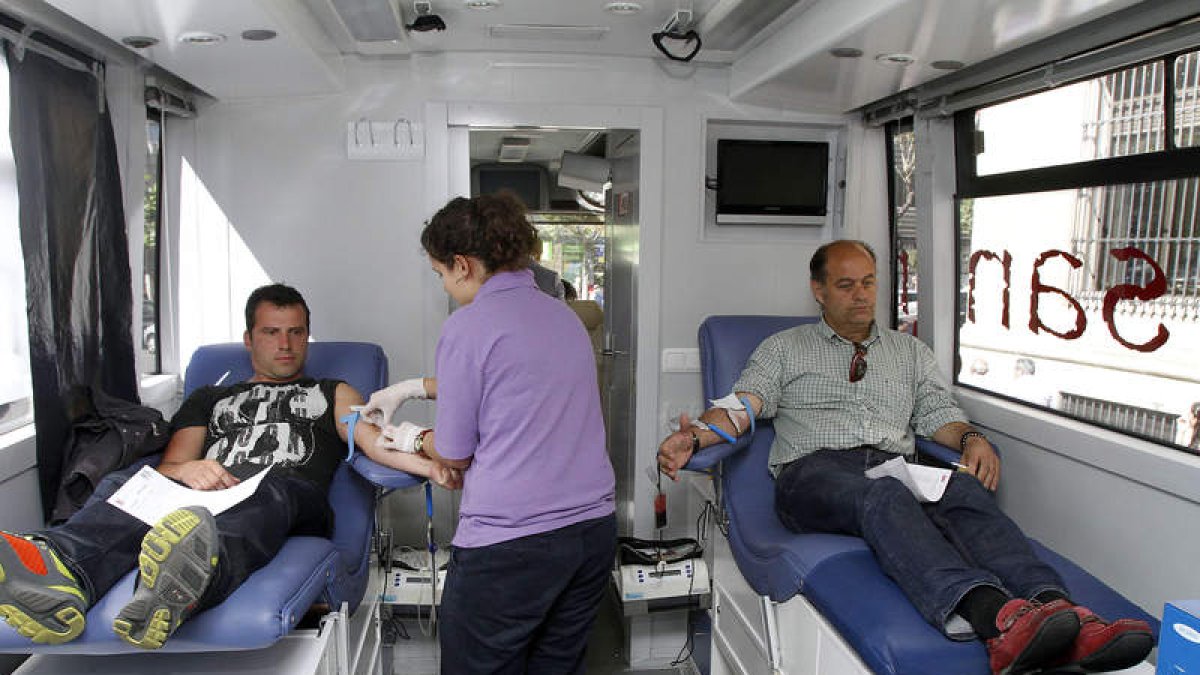 Dos personas donan sangre en el autobús destacado en la plaza de la Inmaculada para los trabajadores de la administración.