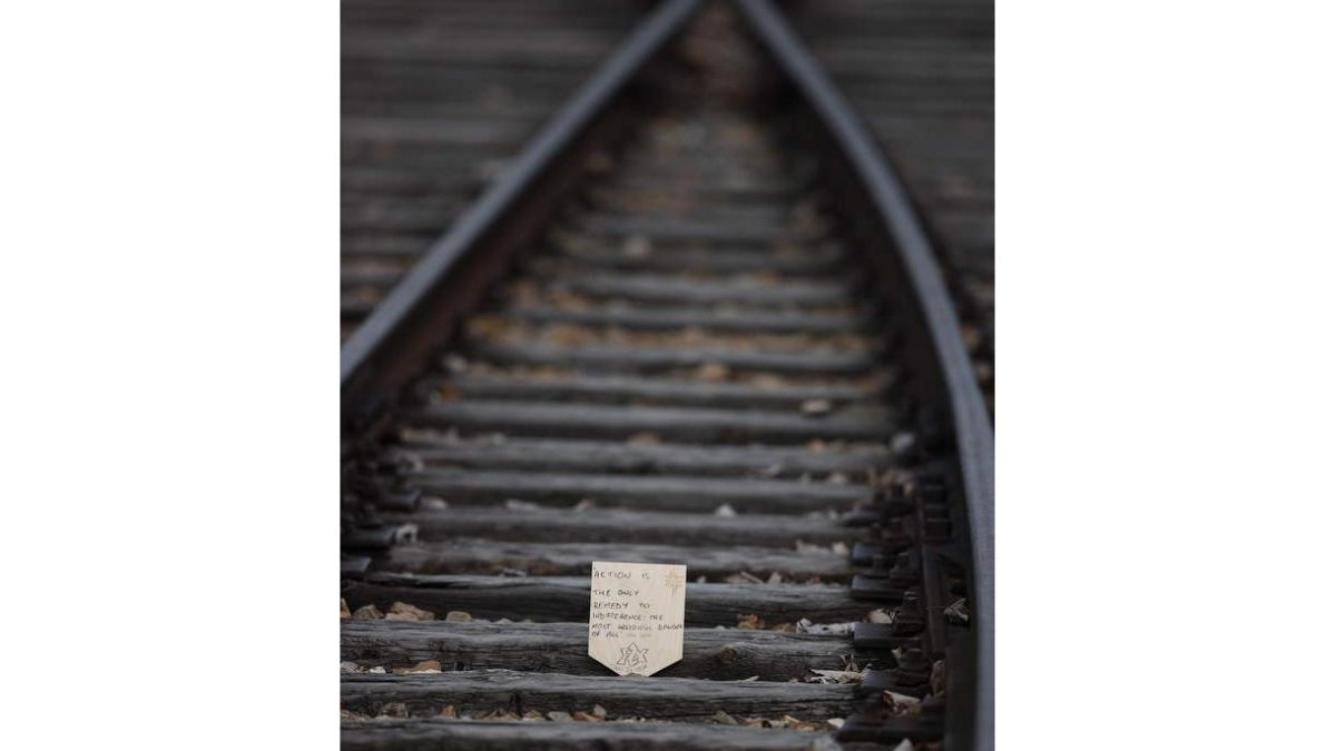 Imagen de las vías de tren que conducían a los prisioneros judíos hasta el campo de concentración