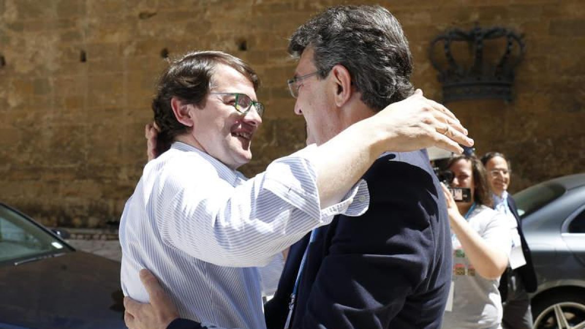 Mañueco, presidente del PP de Castilla y León, saluda a Majo a su llegada al Congreso Provincial. F. OTERO PERANDONES