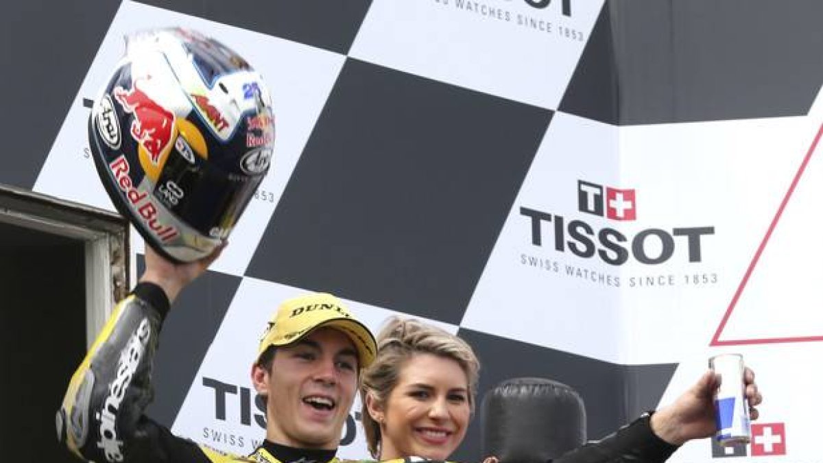 Maverick Viñales levantando su casco para celebrar la victoria en Moto 2 en el Gran Premio australiano de Phillip Island.