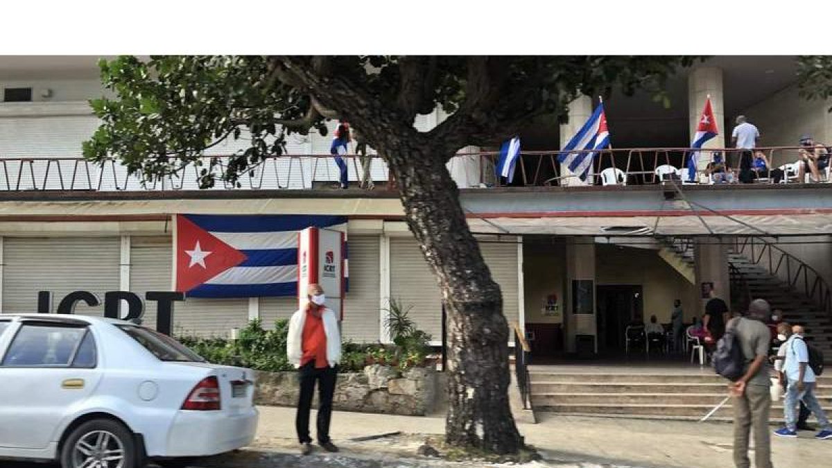 Banderas cubanas en una calle de La Habana, ayer EFE