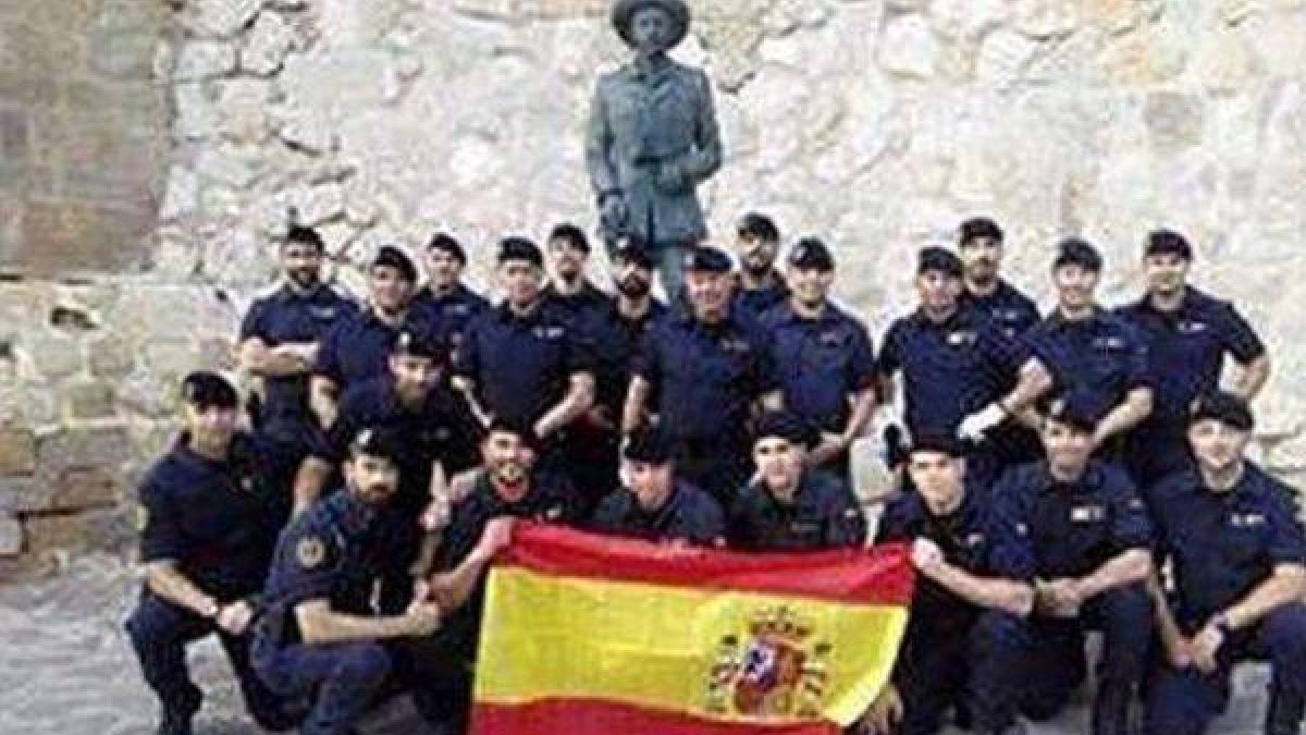 Agentes de la Guardia Civil, junto a la estatua de Franco en Melilla.