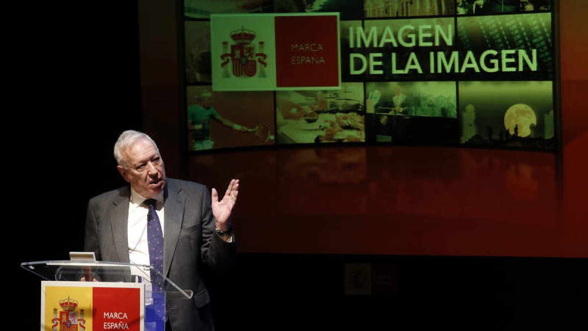 El ministro Margallo, durante la presentación	 del vídeo promocional. ángel díaz