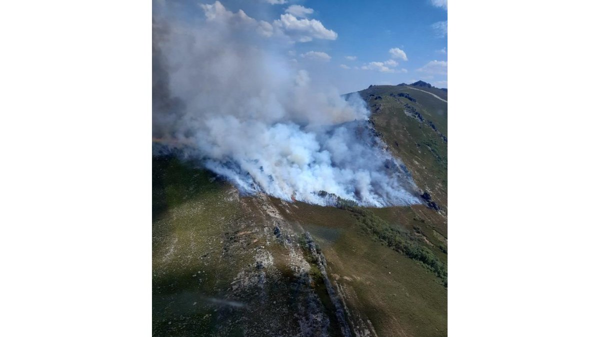 Humo en el campo de tiro del Teleno por el incendio que permaneció activo durante 22 días