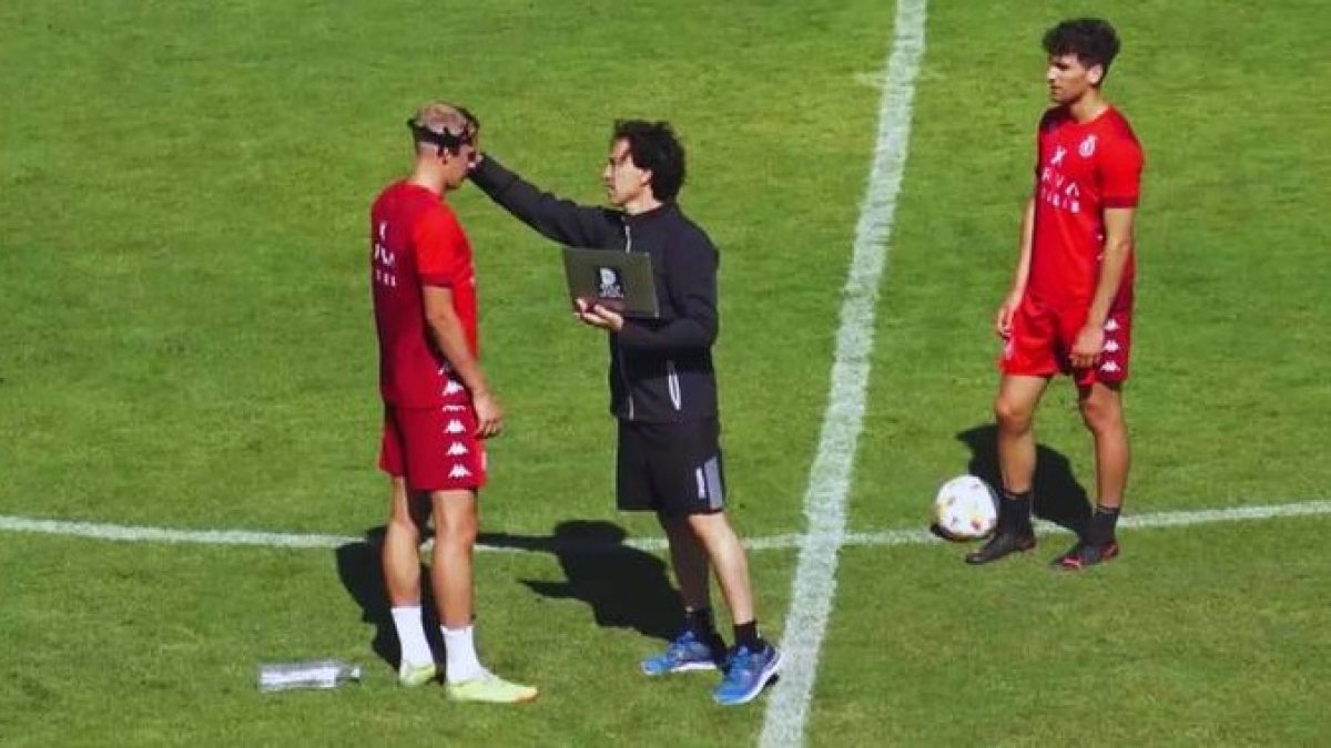 El futbolista de la Cultural Nico Obolskii durante una sesión de neurociencia que ejecuta Mikel Alonso. DL