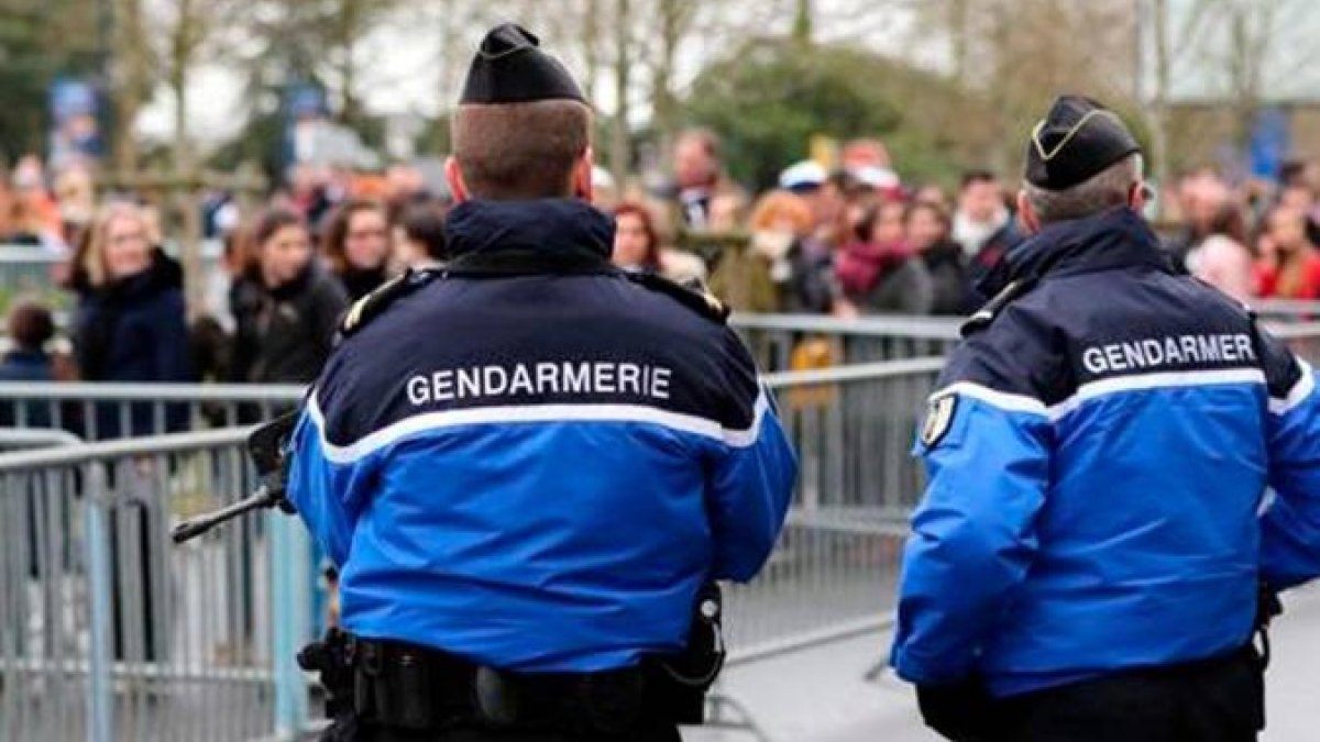 Imagen de archivo de dos gendarmes franceses. EFE