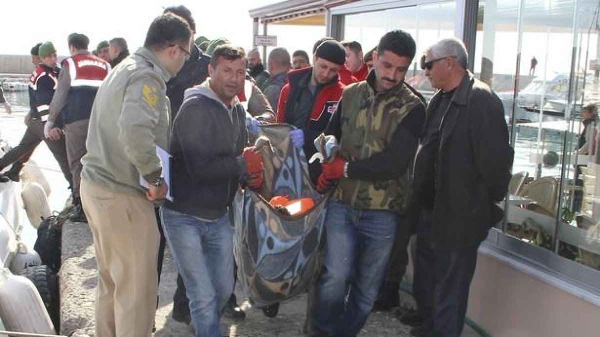 Traslado de uno de los cadáveres de los refugiados ahogados en los naufragios ante la costa turca.