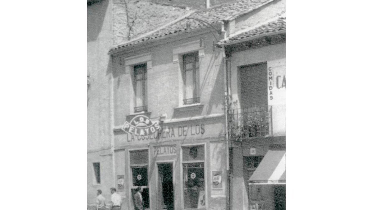 Fachada del Bar Los Pelayos en la década de los cincuenta.