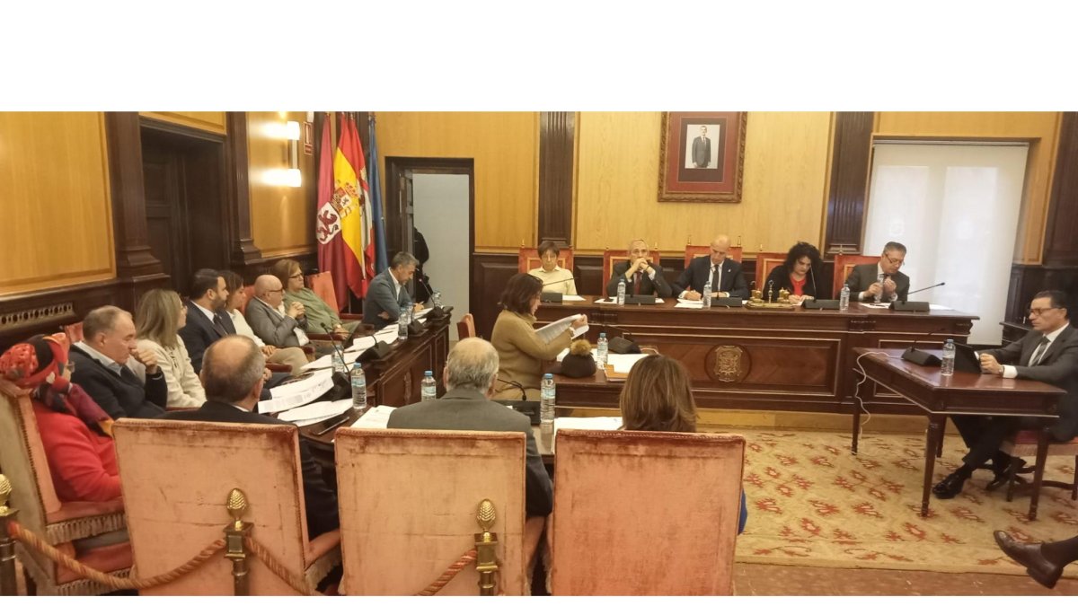 Un momento del último pleno del año celebrado en el Ayuntamiento de León. J. Notario