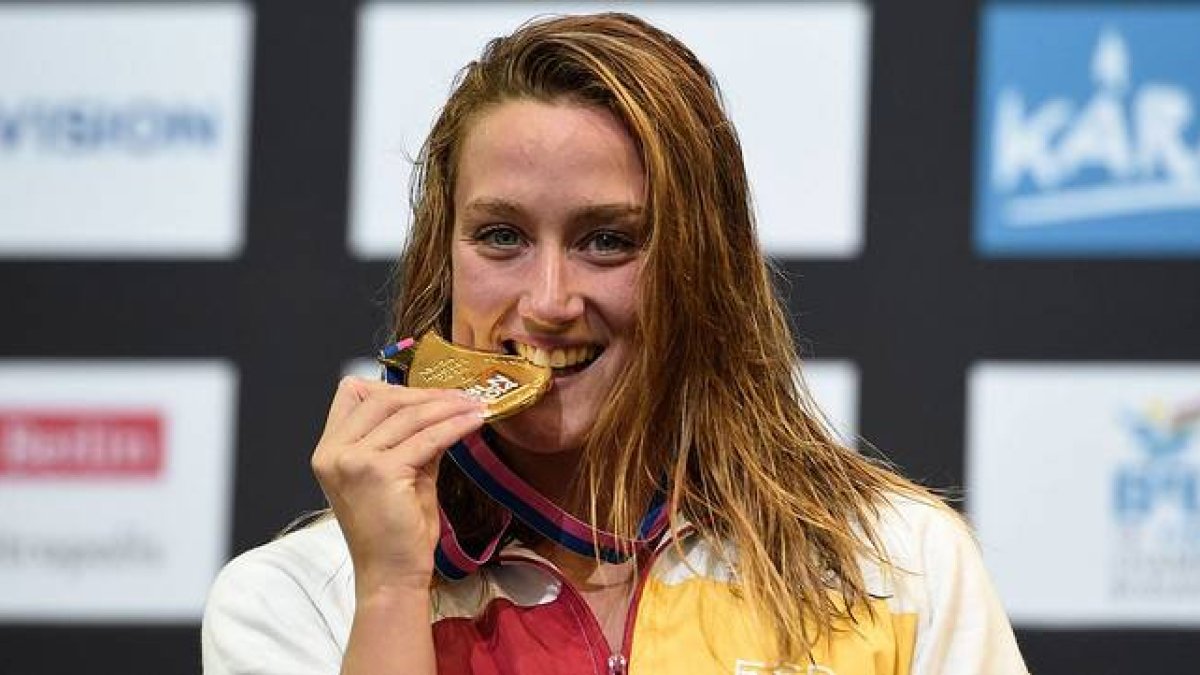 Mireia Belmonte muerde la medalla de oro conquistada en la prueba de 200 estilos de los Europeos de Berlín.