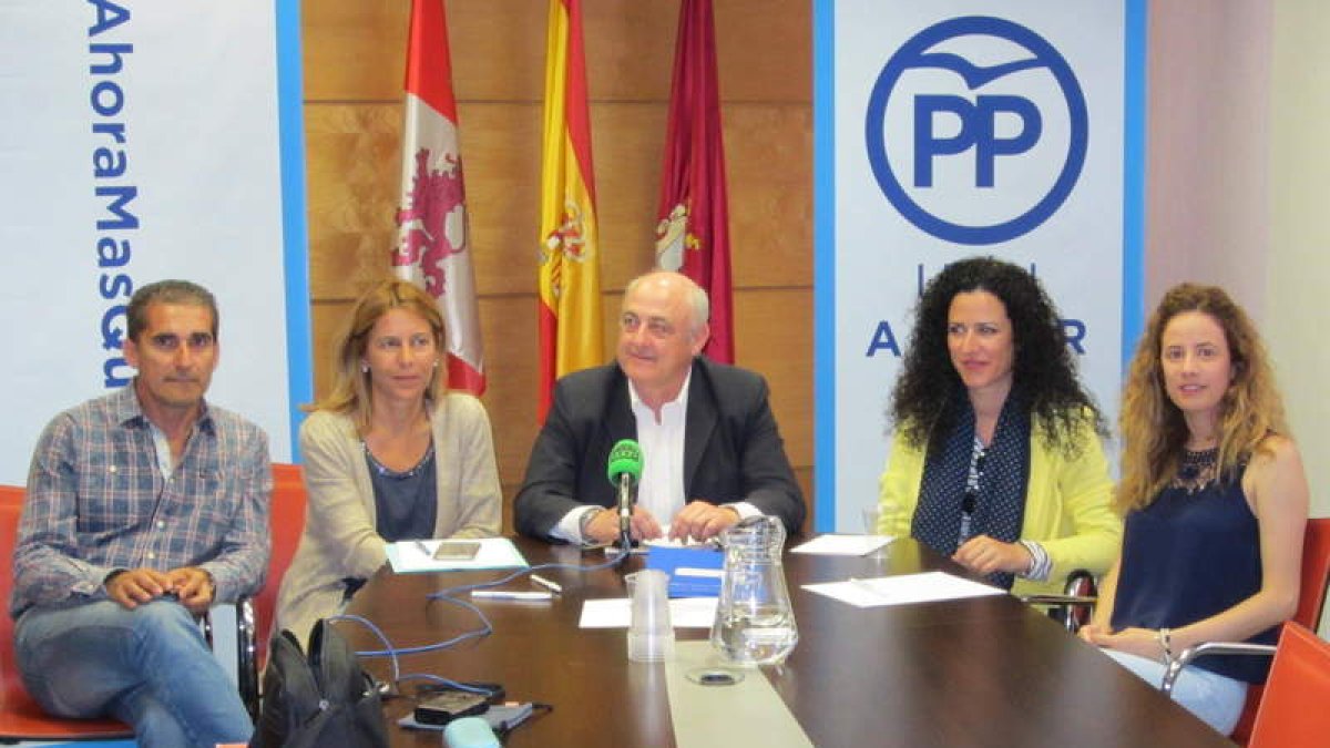 Los concejales del PP, durante el balance de un año a PSOE-PAL. DL