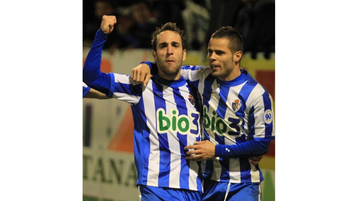 Acorán celebra junto a Carlos Ruiz la consecución del segundo gol, marcado desde el punto de penalti.