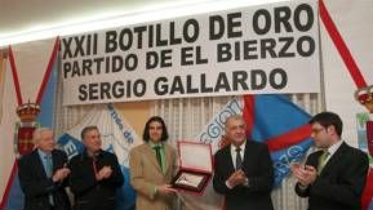 Sergio Gallardo, en el centro, posa con el galardón. A la derecha, Luis  Linares e Iván Alonso