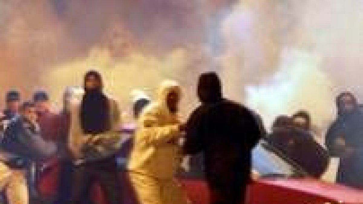 Jóvenes atacan a bomberos y policías tras quemar coches