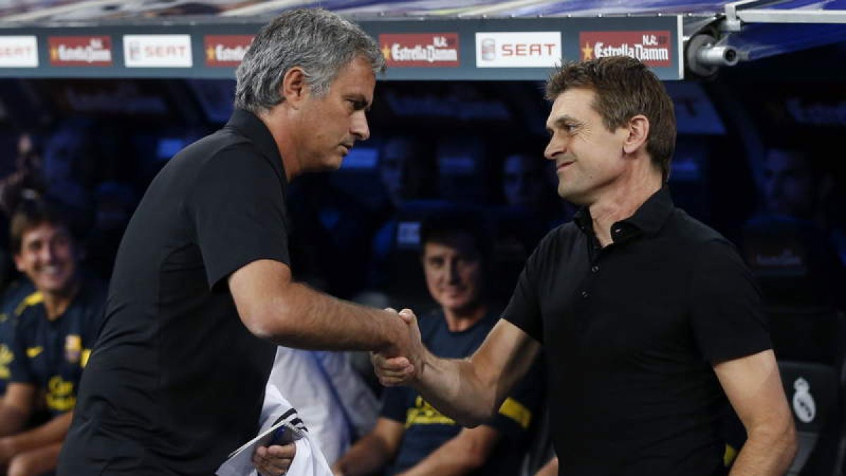 El entrenador del Madrid, José Mourinho, saluda al técnico del Barcelona, Tito Vilanova, momentos antes del inicio del partido de vuelta de la Supercopa.