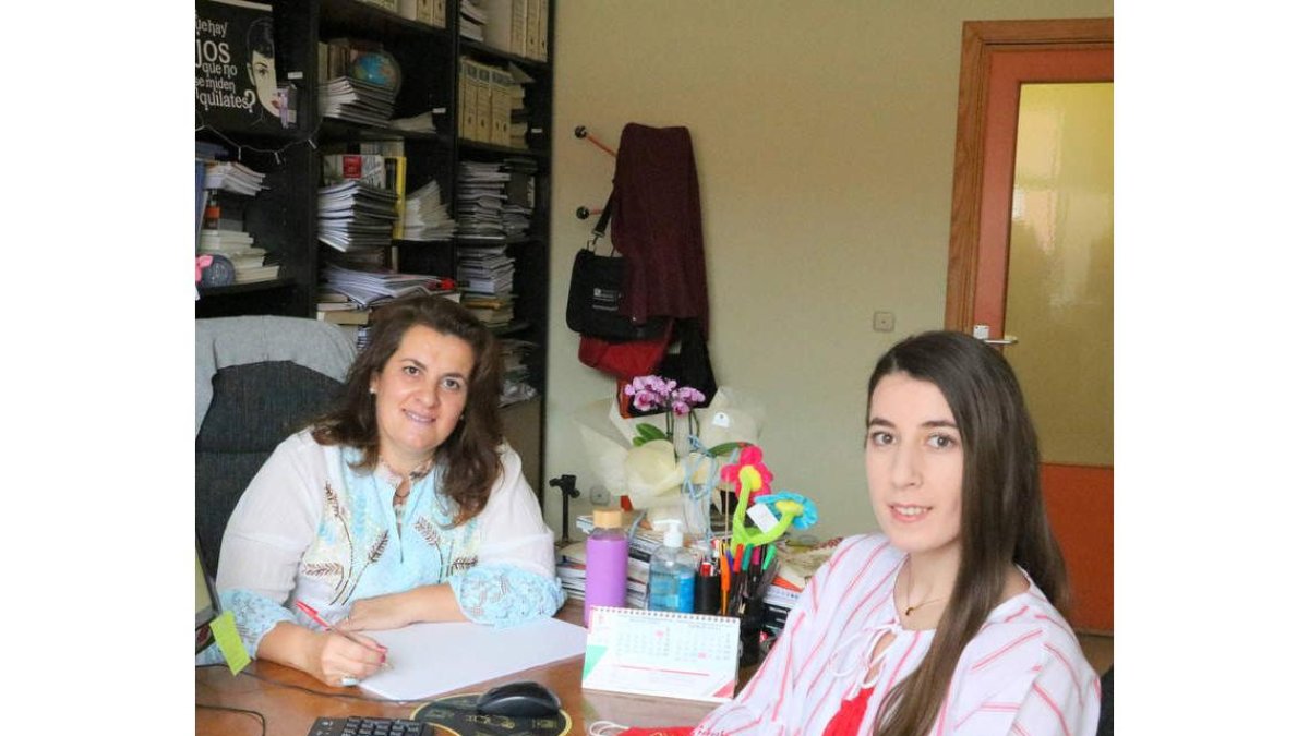 La profesora Arantxa Sulé Alonso y Tea Rushit, procedente de Albania. DL