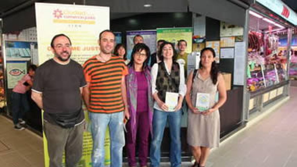 Teresa Gutiérrez (en el centro), con el equipo de comercio justo y las ganadoras del concurso.
