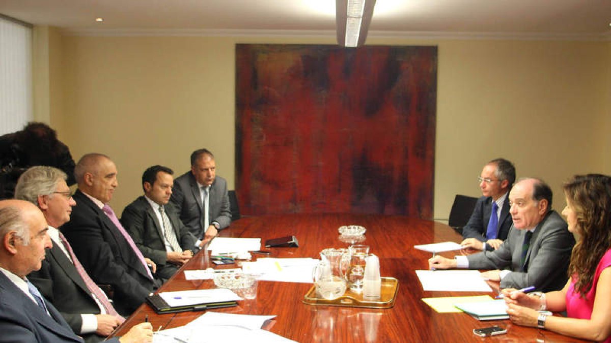 Los empresarios mineros y el consejero y su equipo, en la reunión de ayer en Valladolid.