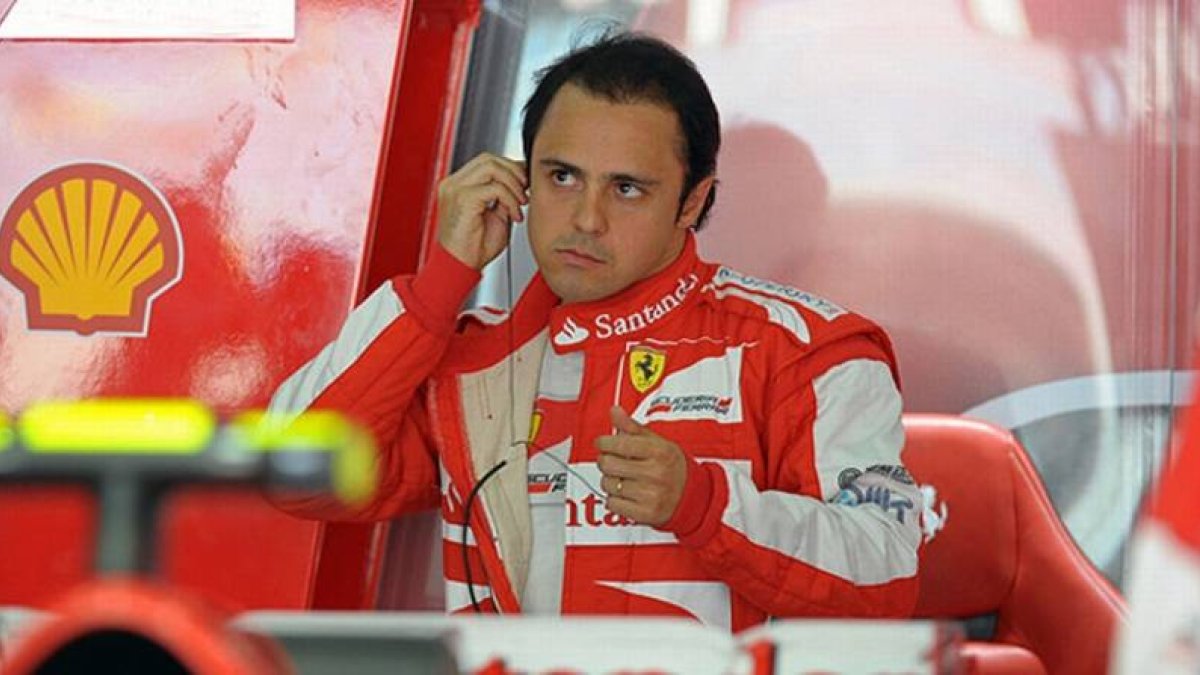 Felipe Massa, vestido con el mono de Ferrari, su exequipo.