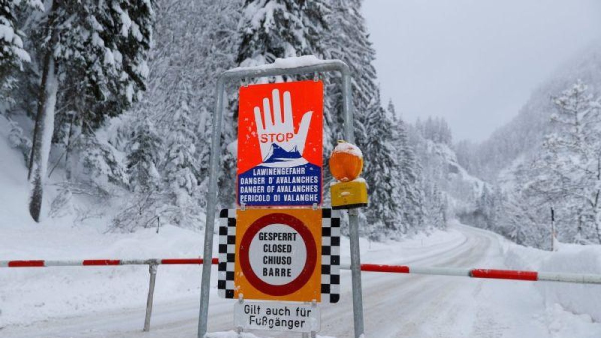 Una señal de advertencia de peligro de avalancha en una carretera cerrada después de fuertes nevadas cerca de Obertauern, Austria.