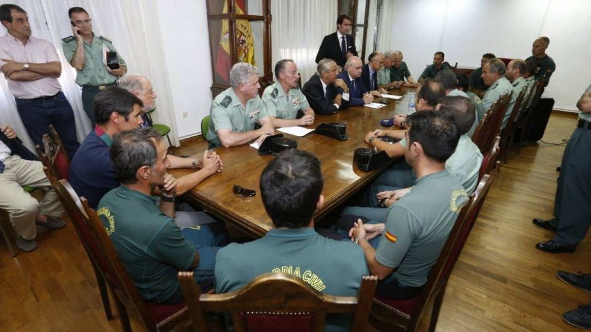 El ministro del Interior, Jorge Fernández Díaz (5i), junto al director de la Guardia Civil Arsenio Fernández de Mesa (4i), y el delegado del Gobierno en Castilla y León, Ramiro Ruiz Medrano (6i), durante la reunión que ha matenido en León con miembros del