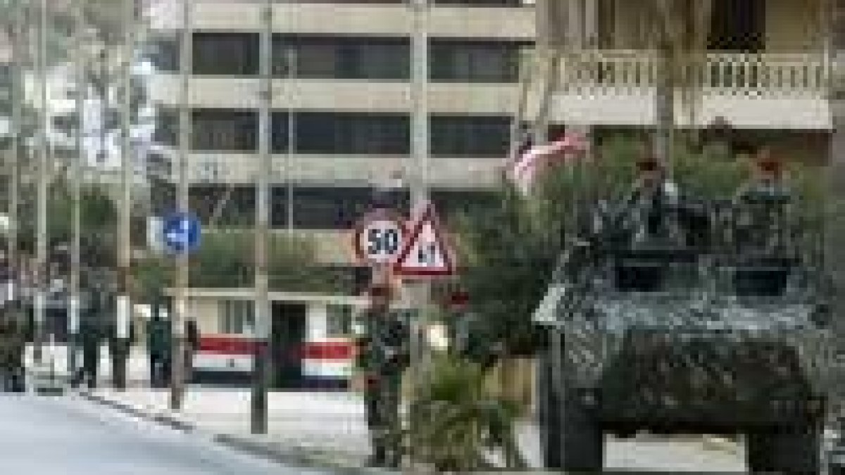 Soldados libaneses recorrían ayer las calles del centro de Beirut