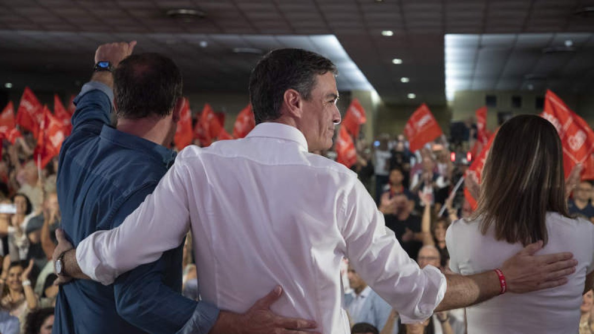 Pedro Sánchez ayer, durante un acto electoral del PSOE en Lugo. PEDRO ELISEO AGRELO TRIGO