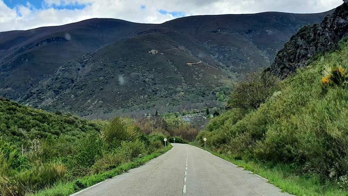 La carretera, que fue bacheada, en dirección al pueblo de Burbia (Vega de Espinareda), al fondo en en centro de la imagen. DL