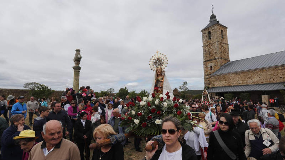 La Virgen del Castro deja su santuario en La Valduerna y emprende, rodeada de devotos, el camino a Astorga. JESÚS F. SALVADORES