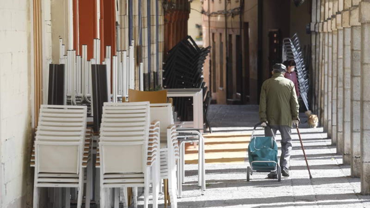 Bares y restaurantes cerrados en una de las calles del casco histórico de León con mayor profusión de este tipo de establecimientos. MARCIANO PÉREZ