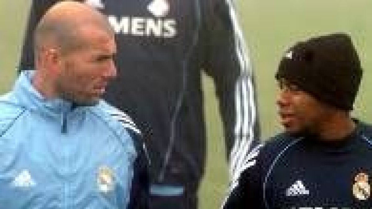 Zidane conversa con Robinho en el entrenamiento de ayer