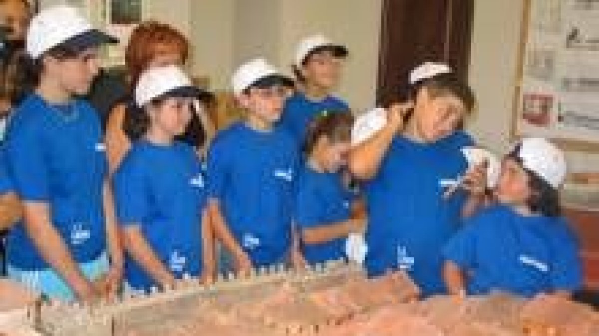 Los niños vieron las maquetas que explican la historia romana de León