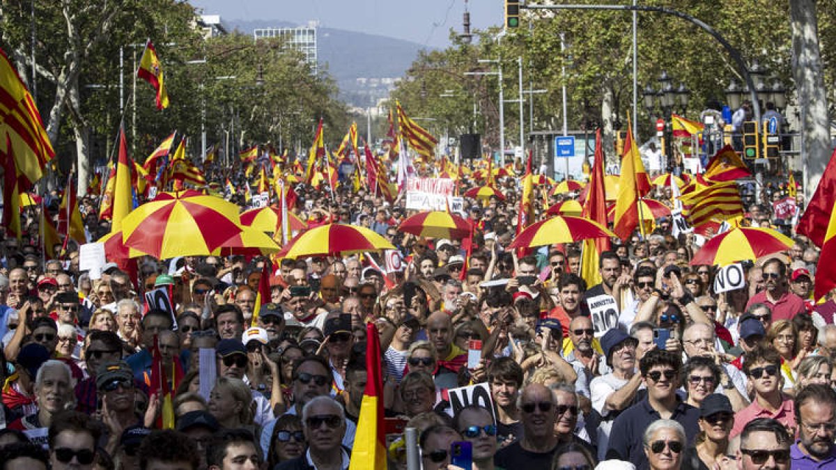 Imagen de la manifestación que Sociedad Civil Catalana convocó ayer en Barcelona. MARTA PÉREZ