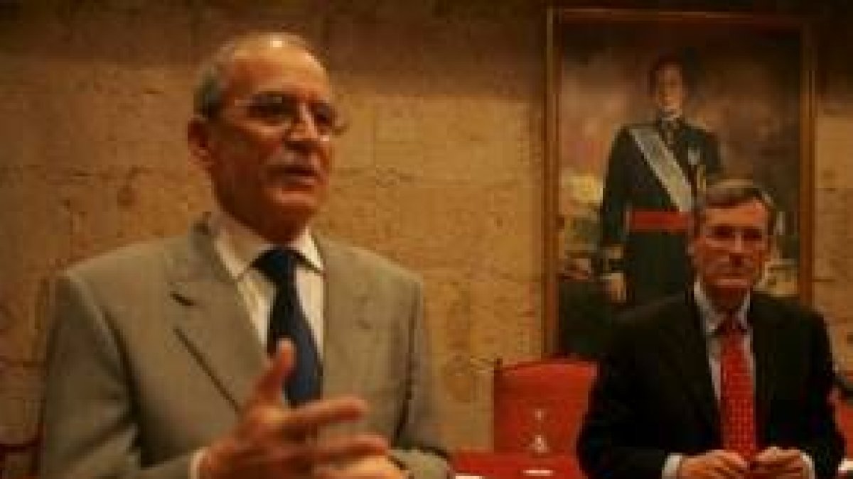 Los doctores Francisco Moya y Carlos Guillén durante su intervención ante los médicos de León