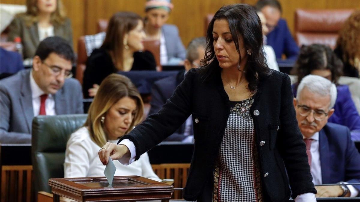 Marta Bosquet, diputada de Cs, nueva presidenta del Parlamento de Andalucía, vota, con Susana Díaz, al fondo