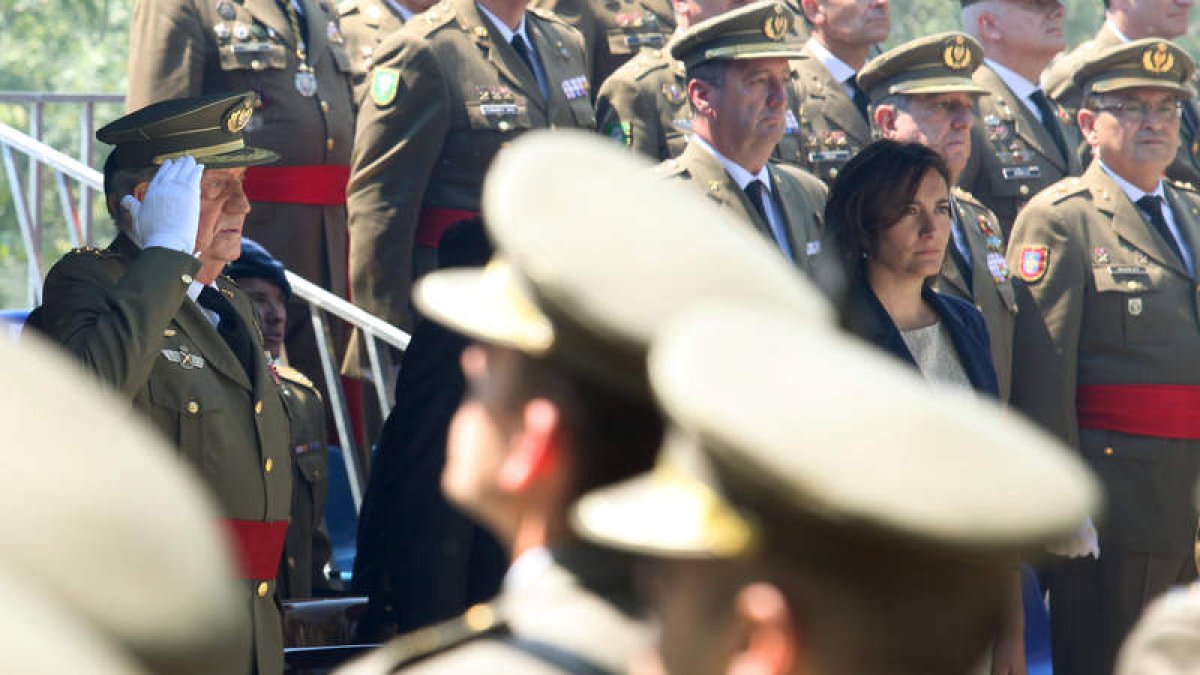 El Rey, en la tribuna presidiendo ayer el desfile que tuvo lugar coincidiendo con el 250 aniversario de la Academia de Artillería.