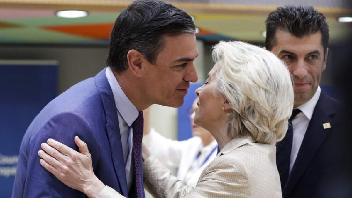 Pedro Sánchez con la presidenta de la Unión Europea, Ursula von der Layen. OLIVER HOSLET