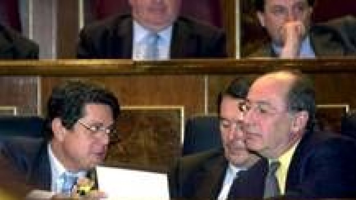 Federico Trillo y Rodrigo Rato en un pleno del Congreso, en el 2003