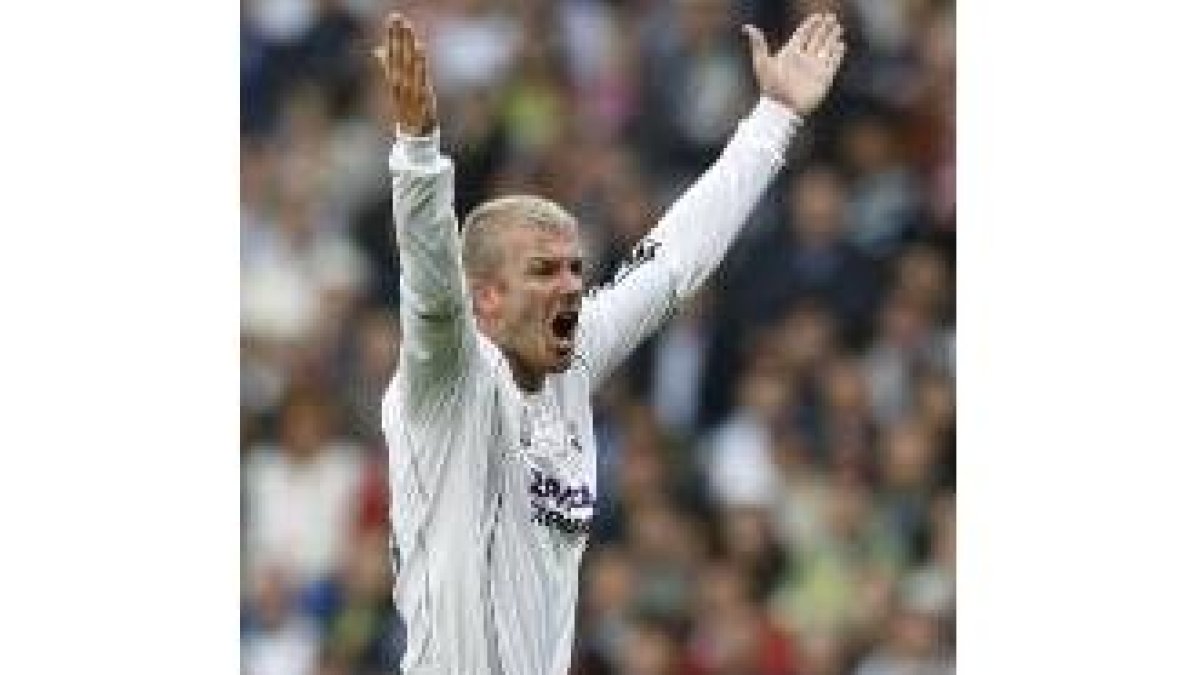 Beckham, centrocampista del Madrid, protesta una decisión arbitral